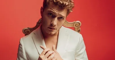 Ateş Kuşları’nın Barbaros’u Burak Tozkoparan sahnelerin tozunu attırıyor! Hem oyunculukta hem müzikte fenomen