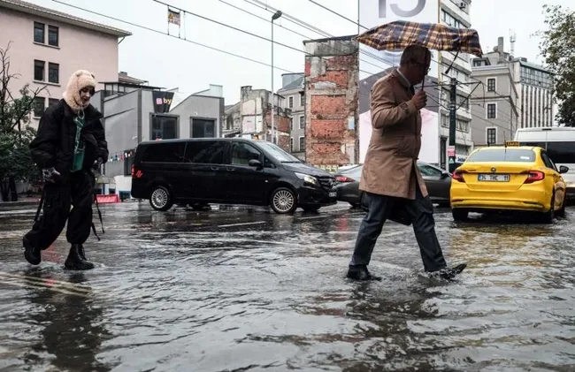 son-dakika-meteoroloji-ve-icisleri-bakanligi-istanbul-icin-alarm-verdi-gozler-o-saatte-siddetli-saganak-ve-dol-1761563226370.jpeg SON DAKİKA… Meteoroloji ve İçişleri Bakanlığı İstanbul için alarm verdi! Gözler o saatte... Şiddetli sağanak ve dolu bekleniyor: İşte riskli ilçeler!