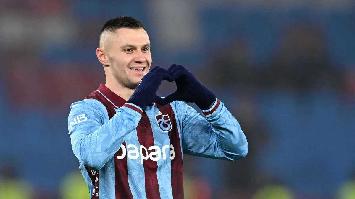 Oleksandr Zubkov saha içerisinde futbol oynarken