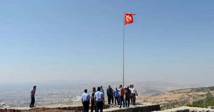 Sınırdaki hakim tepelere Türk bayrağı