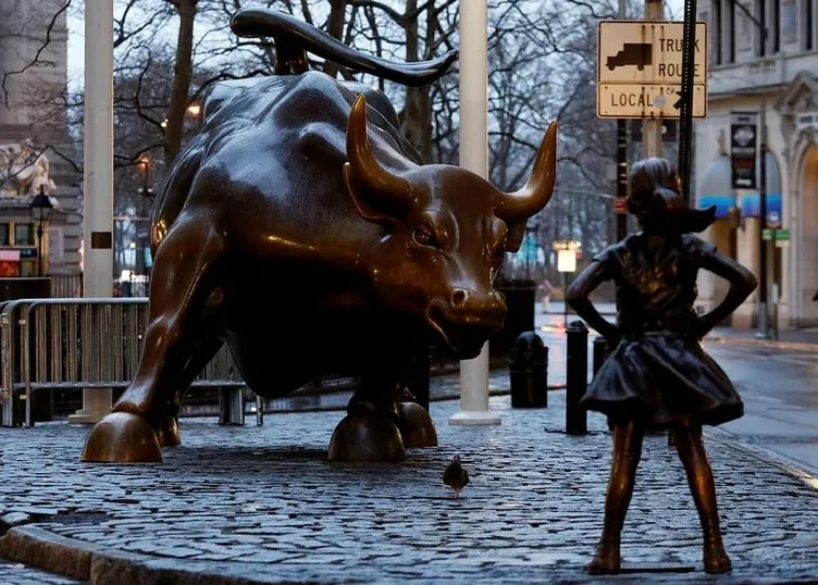 Wall Street’in bronz boğasına karşı korkusuz kız heykeli