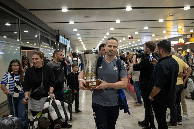 fiba-kadinlar-super-kupayi-kazanan-fenerbahce-yurda-dondu-1696021177554.jpg