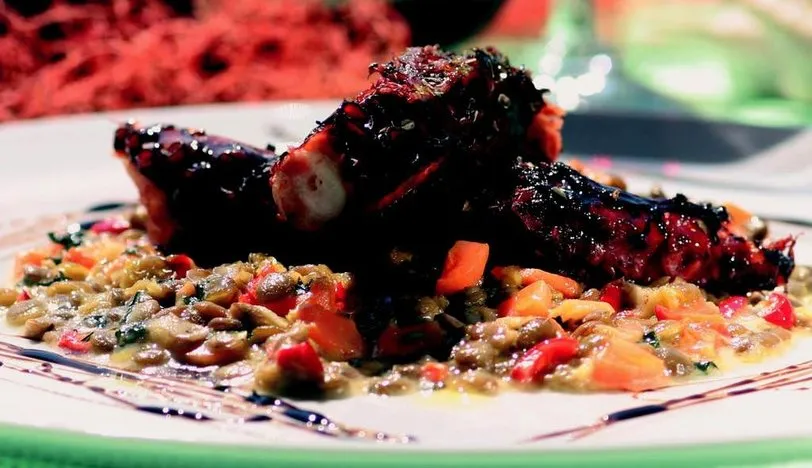 Mercimek Beğendi Üzerinde Izgara Ahtapot