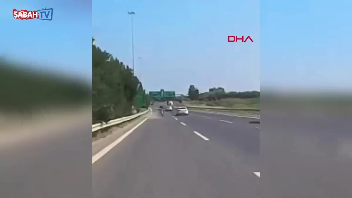 Otoyolda otomobil bariyerlere çarptı! Kaza anı kask kamerasına yansıdı videosunu izle Otoyolda otomobil bariyerlere çarptı! Kaza anı kask kamerasına yansıdı videosunu izle