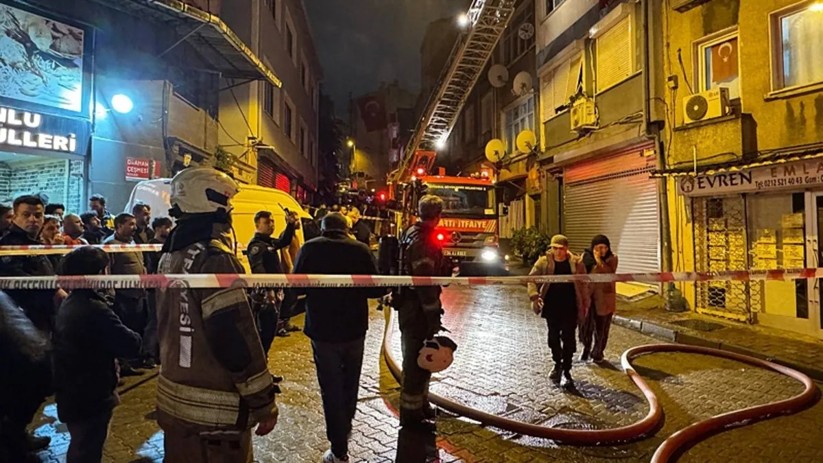 Fatih’te 3 katlı binada korkutan yangın: Daire kullanılamaz hale geldi! Fatih’te 3 katlı binada korkutan yangın: Daire kullanılamaz hale geldi!