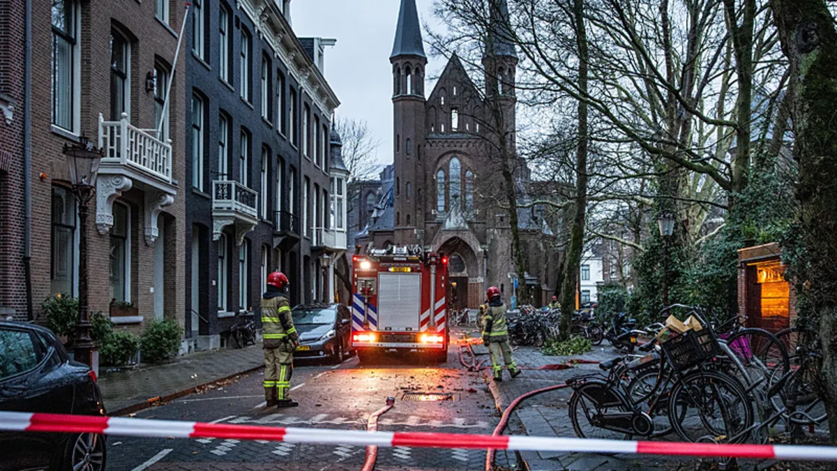 Hollanda’da korkutan yangın: 154 yıllık kiliseyi alevler sardı