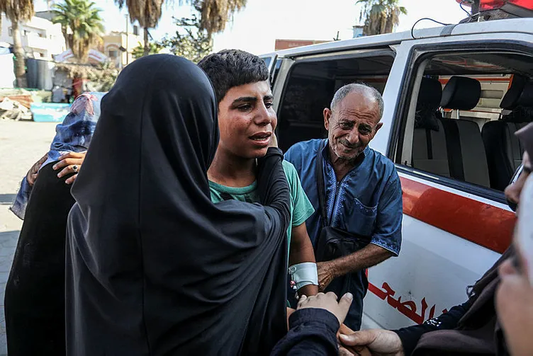 Katil İsrail’den Gazze’de hastanede bulunan yaralılara insanlık dışı muamele: ‘Biz aslında ölüyüz’