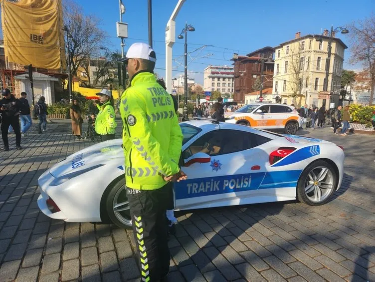 İstanbul sokaklarına çıktı: İşte Ferrari marka polis aracı!