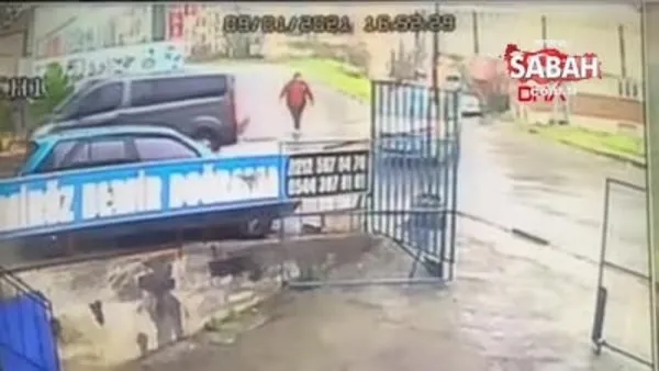İstanbul Arnavutköy'de motosikletle minibüsün kafa kafaya çarpıştığı kaza kamerada | Video