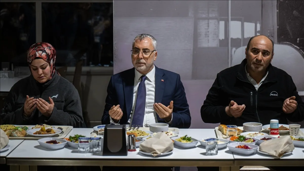 Bakan Işıkhan, ilk iftarını fabrika işçileriyle yaptı