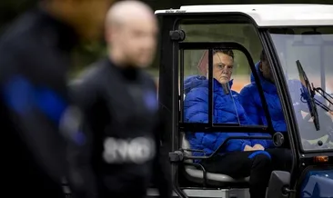 Bisikletten düşüp sakatlanan Van Gaal golf arabasıyla geldi!