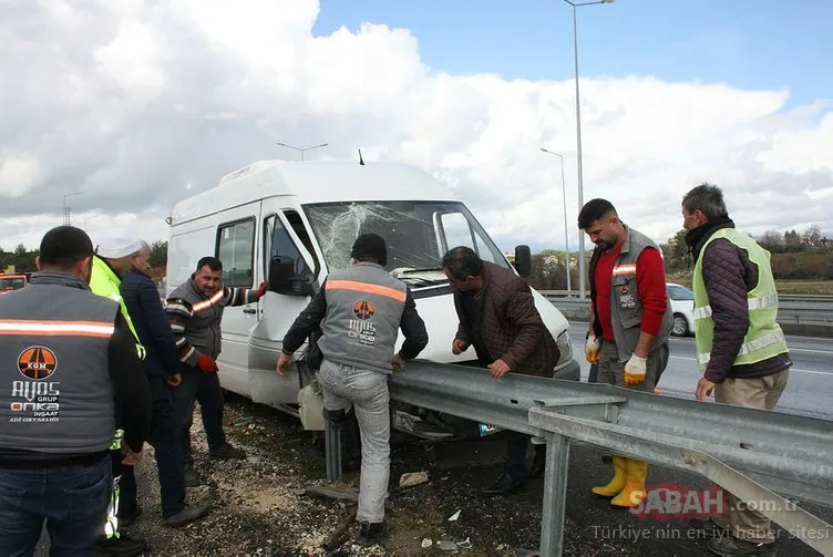 Antalya’da lastiği patlayan minibüs görenleri dehşete düşüren bir manzaraya yol açtı!