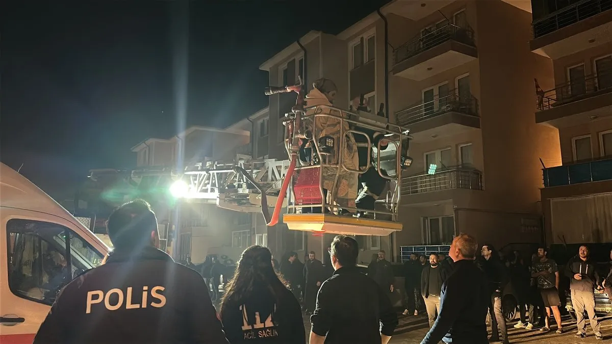 Kütahya’da 4 katlı apartmanda korkutan yangın: 1’i bebek 5 kişi mahsur kaldı! Kütahya’da 4 katlı apartmanda korkutan yangın: 1’i bebek 5 kişi mahsur kaldı!