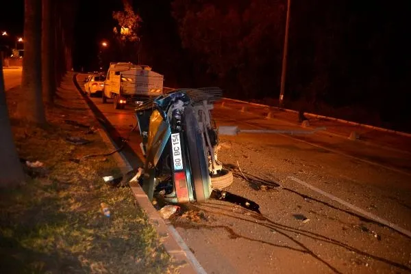 Refüjdeki ağaçlara çarpan otomobil ikiye bölündü: 5 yaralı
