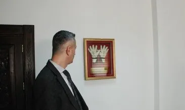 Trabzonspor kalecisi Uğurcan Çakır’ın eldivenleri sergileniyor