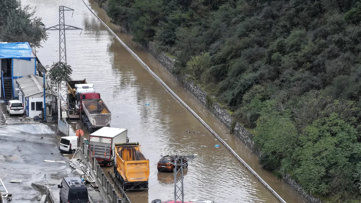 İstanbul'un göbeğinde skandal görüntü: Sel felaketinin ardından ortaya çıktı! Binaların altından...