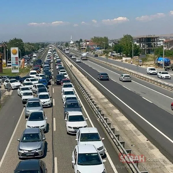Tatilciler dönüş yolunda! İstanbul yönüne trafik yoğunluğu başladı: O noktalarda kilometrelerce kuyruk oluştu