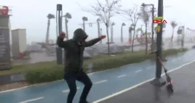SON DAKİKA: Antalya’da şiddetli fırtına! Konyaaltı Sahili’ndeki dev dalgalar kamerada
