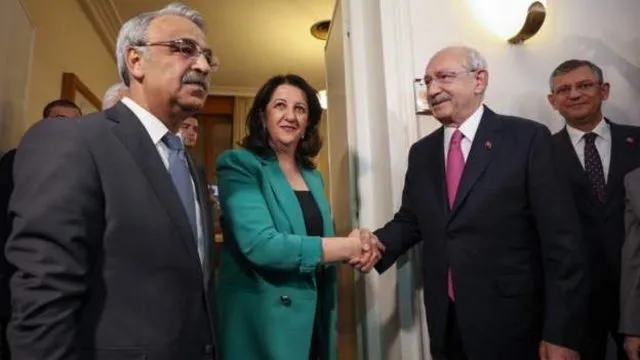 kandil-neden-kemal-kilicdaroglu-diyor-bay-kemal-neredeyse-tsk-silah-biraksin-diyecek-pkk-silah-birakamaz-cunku-1680595514377.jpg Kandil neden Kemal Kılıçdaroğlu diyor? Bay Kemal neredeyse 'TSK silah bıraksın' diyecek!