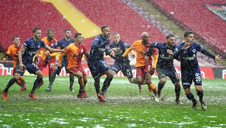 Yoğun kar yağışı Galatasaray - Kasımpaşa maçını olumsuz etkiledi! Saha zemini çamura döndü...