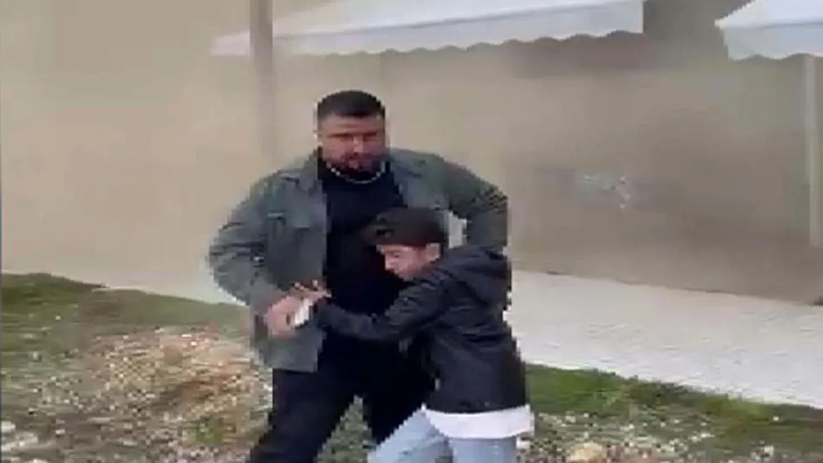 Silivri’de çay bahçesinde korku dolu anlar: 40 metreden kaya parçaları düştü! Vatandaşlar büyük tehlike atlattı Silivri’de çay bahçesinde korku dolu anlar: 40 metreden kaya parçaları düştü! Vatandaşlar büyük tehlike atlattı