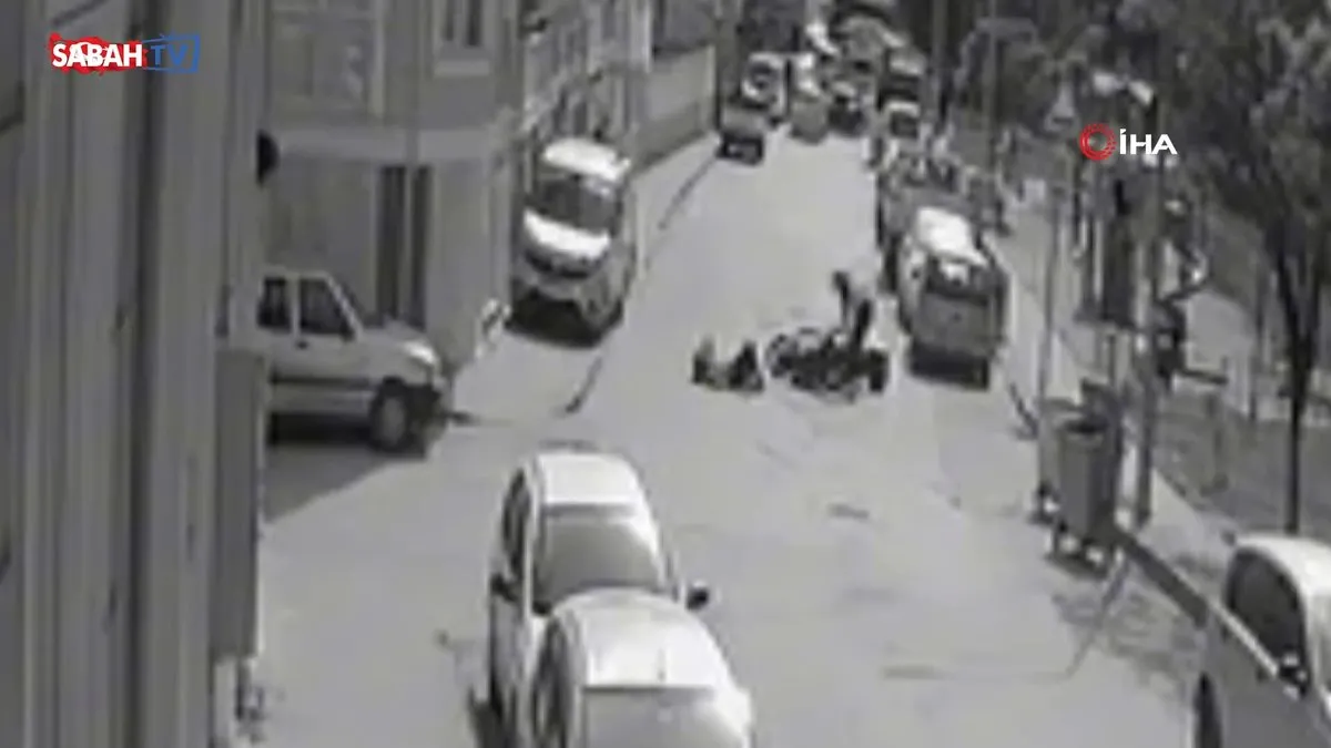 Yolun karşısına geçen kadına çarpıp böyle kaçtı | Video