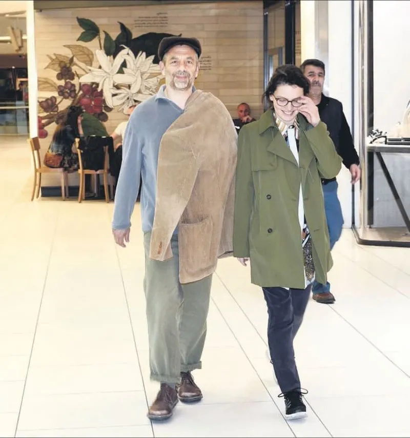 Nil Karaibrahimgil Ve Esi Dis Gorunusleriyle Dikkat Cekti Son Dakika Magazin Haberleri Nil's passion and admiration for music stems from her father, suavi karaibrahimgil. nil karaibrahimgil ve esi dis