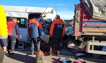 Kayseri’de öğrenci servisi tıra çarptı: Ölü ve yaralılar var