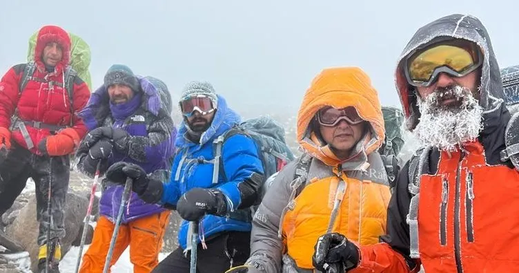 Ağrı Dağı’nda zirve yapan dağcıların saç ve sakalı buz tuttu