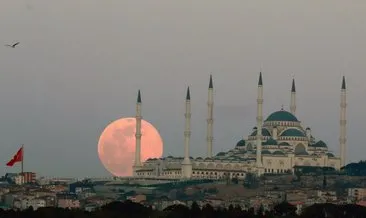 İstanbul’da ‘Süper Solucan Ay’ manzarası kartpostallık görüntüler oluşturdu