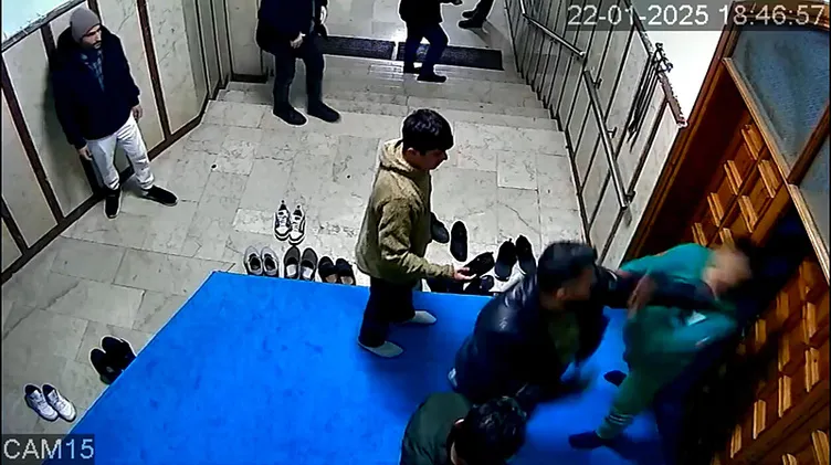 Dünya şampiyonu kick boksçu Yavuz Özden’den skandal hareket: Cami görevlisinin çenesini kırdı!