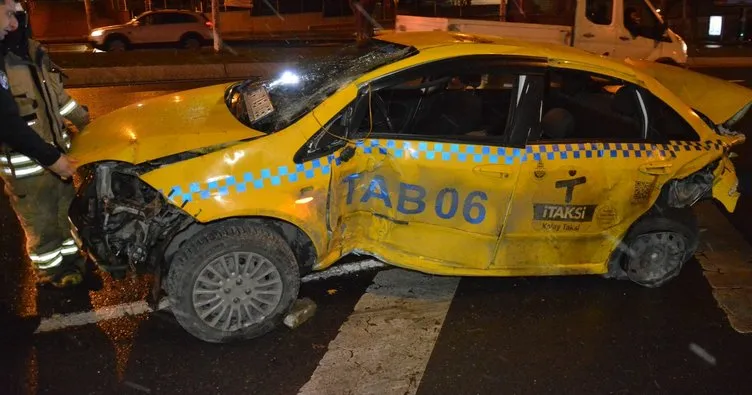 Lüks otomobilin çarptığı taksi hurdaya döndü: 1 yaralı