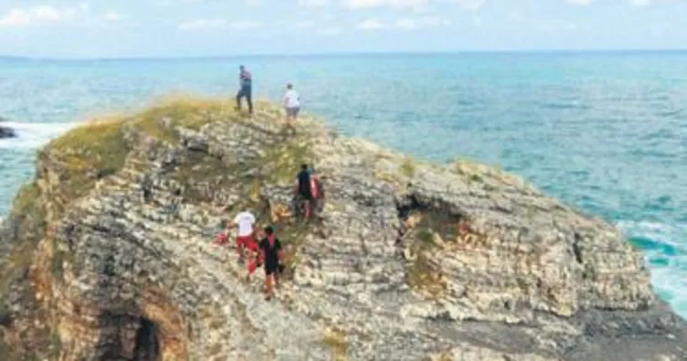 Selfi için çıktığı kayalıklardan düştü