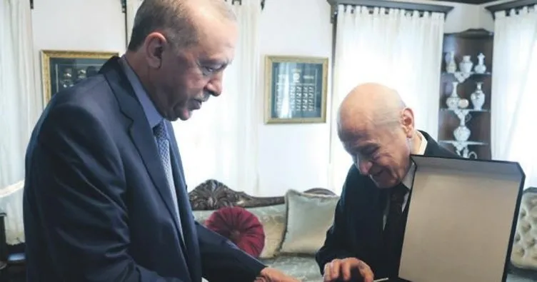 Bahçeli’den Erdoğan’a imzalı kitap