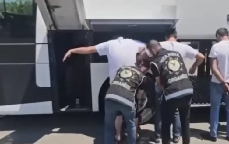 İstanbul Tuzla’da durduruldu: Otobüsten cephanelik çıktı! Şoke eden görüntüler...