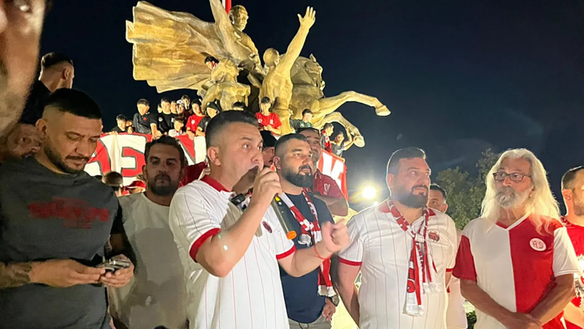 Antalyaspor'un yeni yönetim kurulu üyeleri taraftarlarla birlikte yürüyüş yaparken