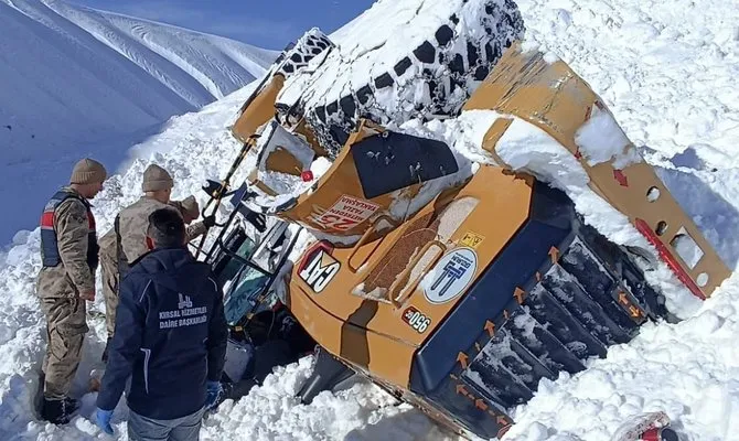 Erzurum’da karla mücadele çalışmasında kepçe operatörü çığ altında kaldı