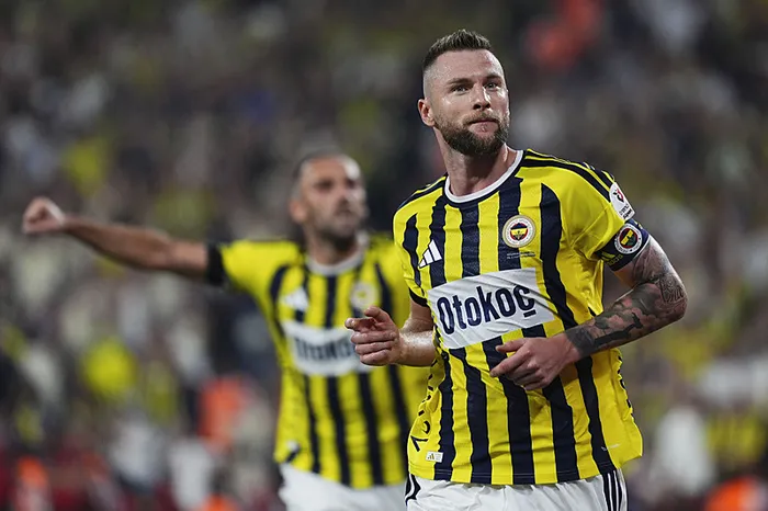 canli-fenerbahce-roma-macta-ilk-11ler-belli-oldu-1789051438473.jpeg