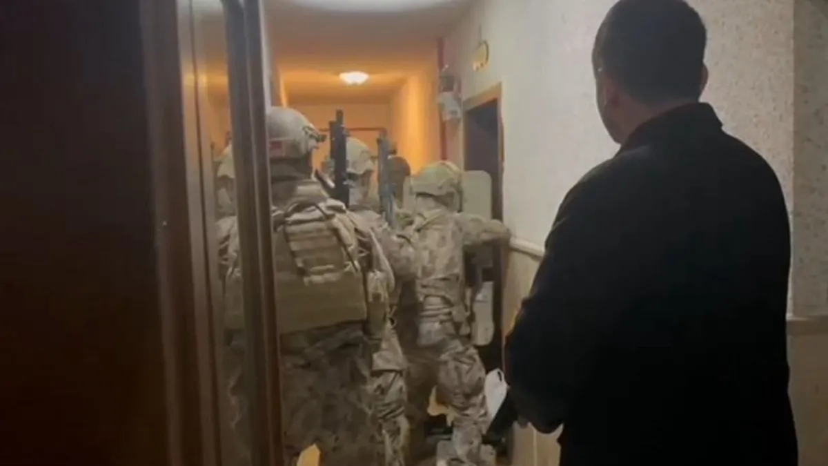 Ankara’da silah ve uyuşturucu çetesine operasyon: 16 gözaltı Ankara’da silah ve uyuşturucu çetesine operasyon: 16 gözaltı