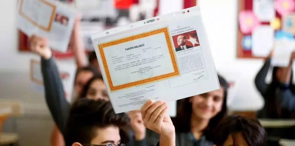 Karne Tebrik Mesajları 2026: Resimli, Motive Eden ve Komik Karne Günü Başarı Sözleri ile İyi Tatiller!