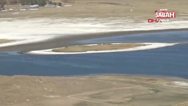 Van Gölü'nde bulunan 'adacık', göl suyunun çekilmesiyle ortaya çıktı.