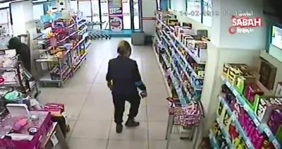 Mersin’in Tarsus ilçesinde markete giren bıçaklı soyguncuyu müşteriler süpürge sopası ile böyle kovaladı...