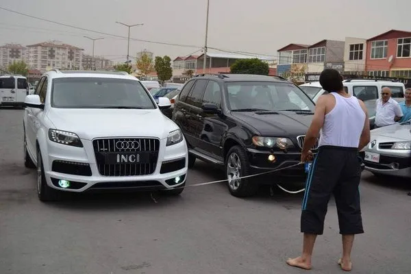 Serçe parmağıyla 8 otomobili çekti