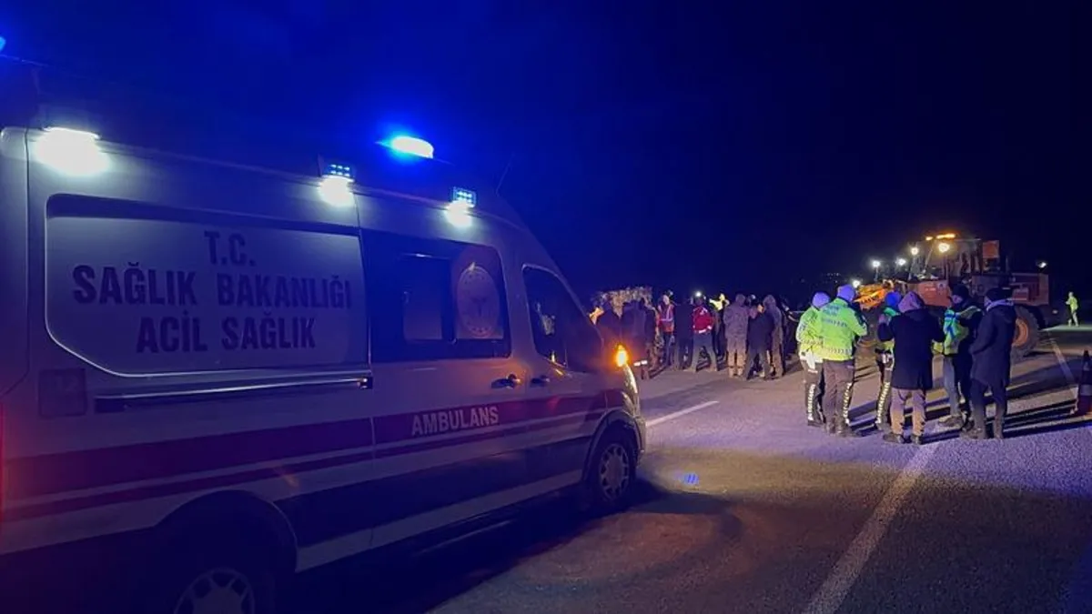 Kaçak göçmenleri taşıyan TIR devrildi: 1 ölü, 4 yaralı Kaçak göçmenleri taşıyan TIR devrildi: 1 ölü, 4 yaralı