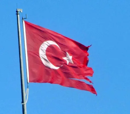Araban’da şiddetli rüzgardan zarar gören Türk Bayrağı yenilendi