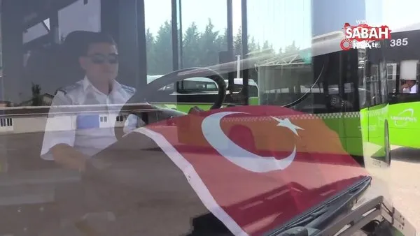 Kocaeli’de otobüs şoförü Türk bayrağını yerde bırakmadı... Otobüsünü durdurup bayrağı yerden alarak başucuna böyle koydu
