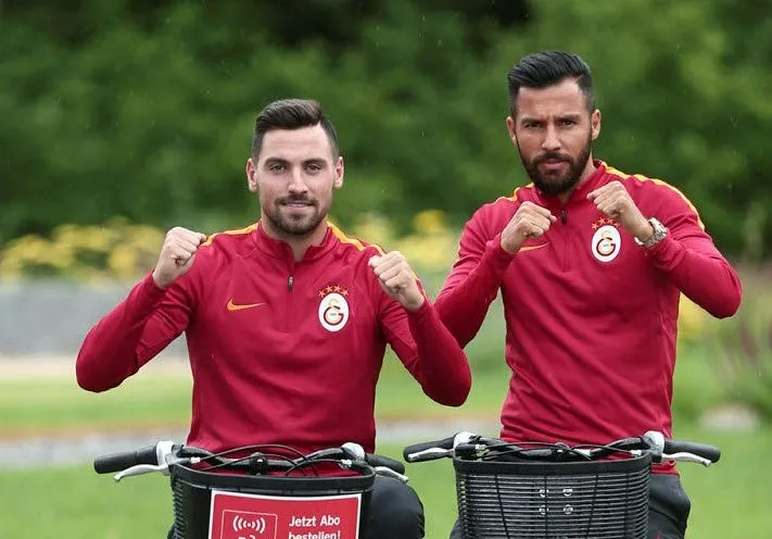 Galatasaraylı futbolcular taraftarla tartıştı!