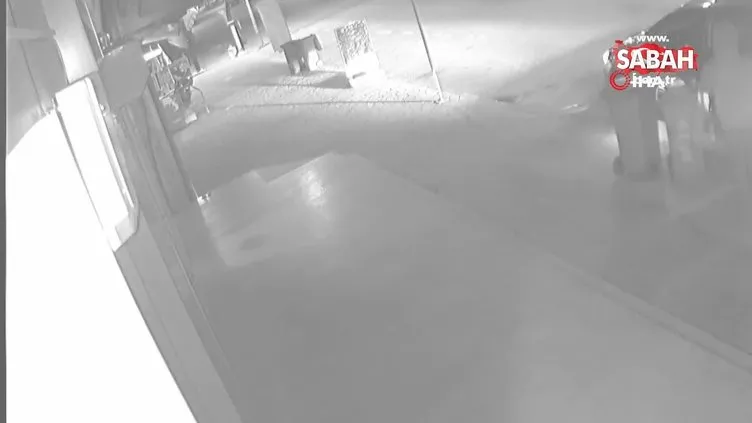 Kaldırım taşları ile camı kırıp 40 saniyede 30 bin TL'lik cep telefonu çaldılar