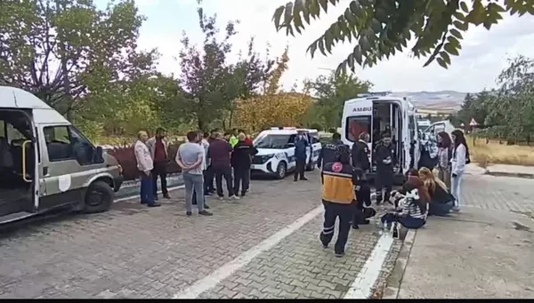 yahsihanda-universite-kampusunde-dolmus-kazasi-13-ogrenci-yaralandi-1759232332601.jpg