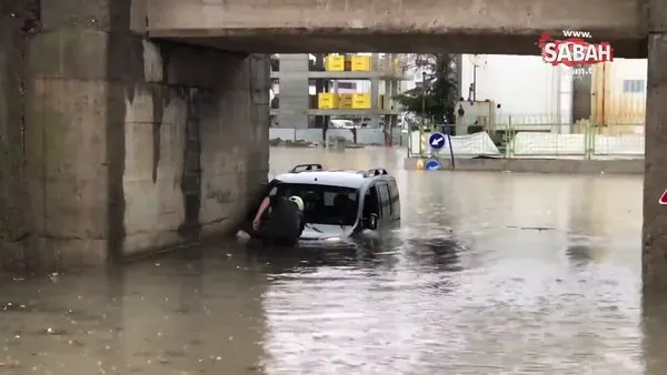 Edirne'de yarıya kadar suya gömülen aracın camında çıkan sürücünün aracını itfaiye kurtardı | Video